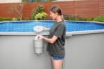 Bestway® Hydrium™ Stahlwandpool Ø 305 x 122 cm, rund Granitgrau – Komplett-Set mit Sandfilteranlage 3.596 l/h, Skimmer, Leiter, Abdeckplane, ChemConnect, 7.630 L Aufstellpool